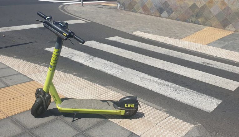 Patinete en una acera en Playa Honda