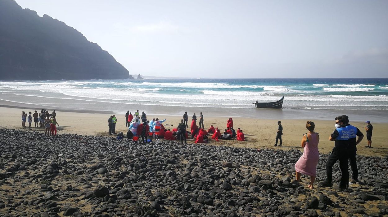 Patera llegada a la Playa de la Cantería de Órzola