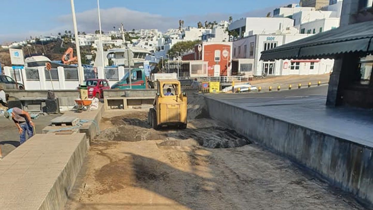 Obras en la cancha de bolas de la plaza El Varadero de Puerto del Carmen