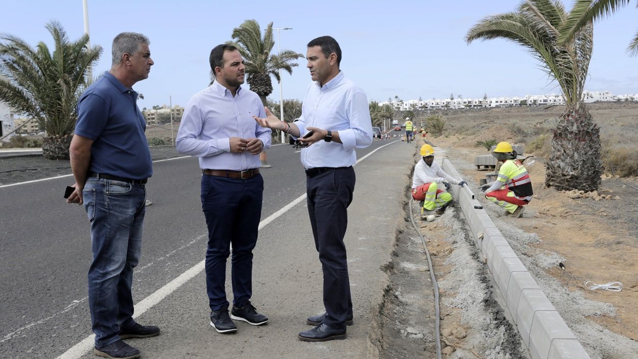 Responsables del Ayuntamiento de Teguise y del Cabildo, en la Avenida de las Palmeras de Costa Teguise