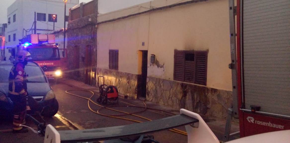 Los bomberos apagan un incendio en una vivienda abandonada de Arrecife