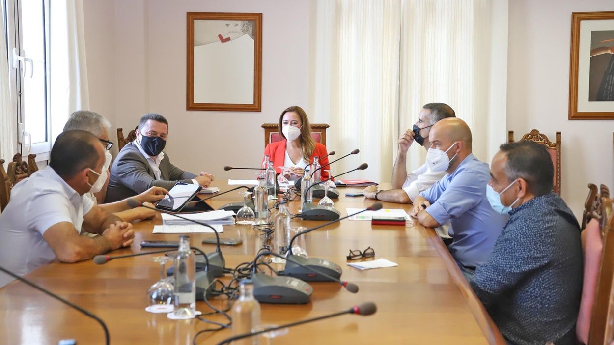 Reunión de la presidenta del Cabildo con los ayuntamientos para abordar los proyectos del Plan de Cooperación Municipal 2021
