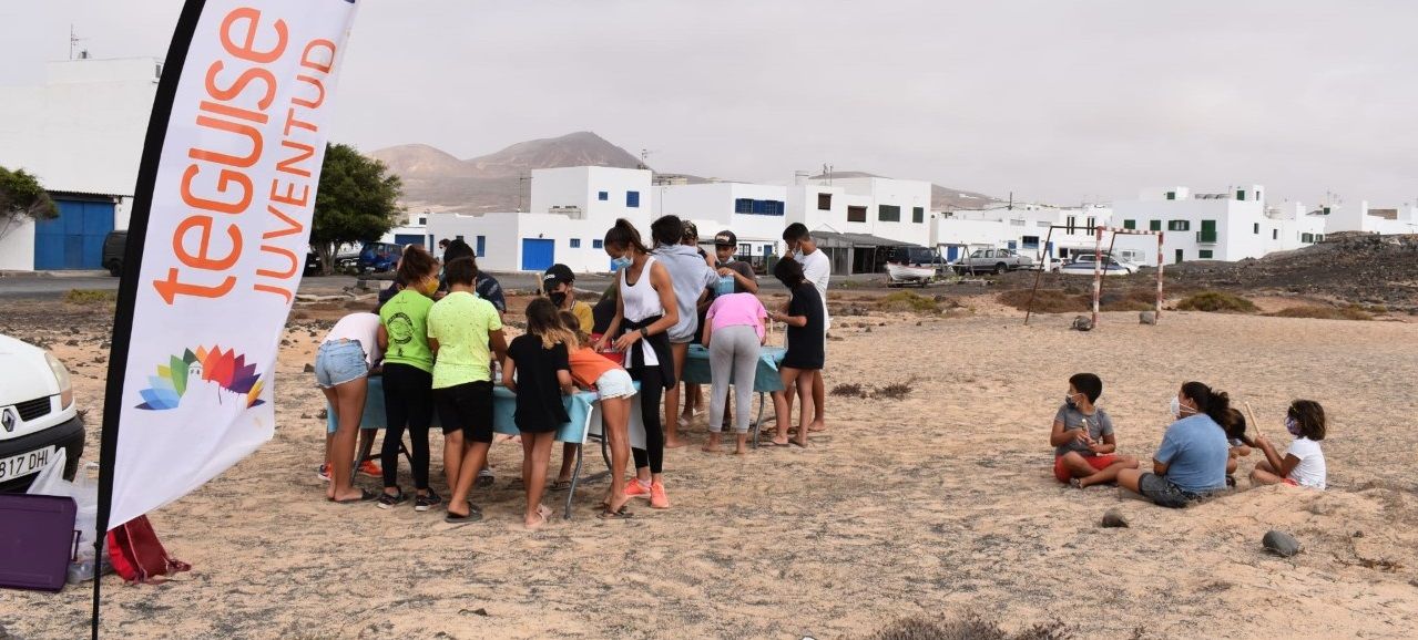 Jóvenes de Teguise durante una de las actividades del programa Agüita con el verano