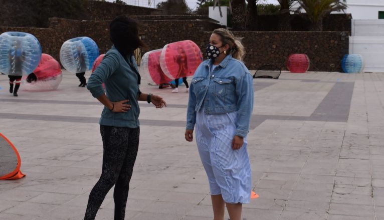 La concejal Sara Bermúdez, durante una de las actividades programadas para los jóvenes de Teguise
