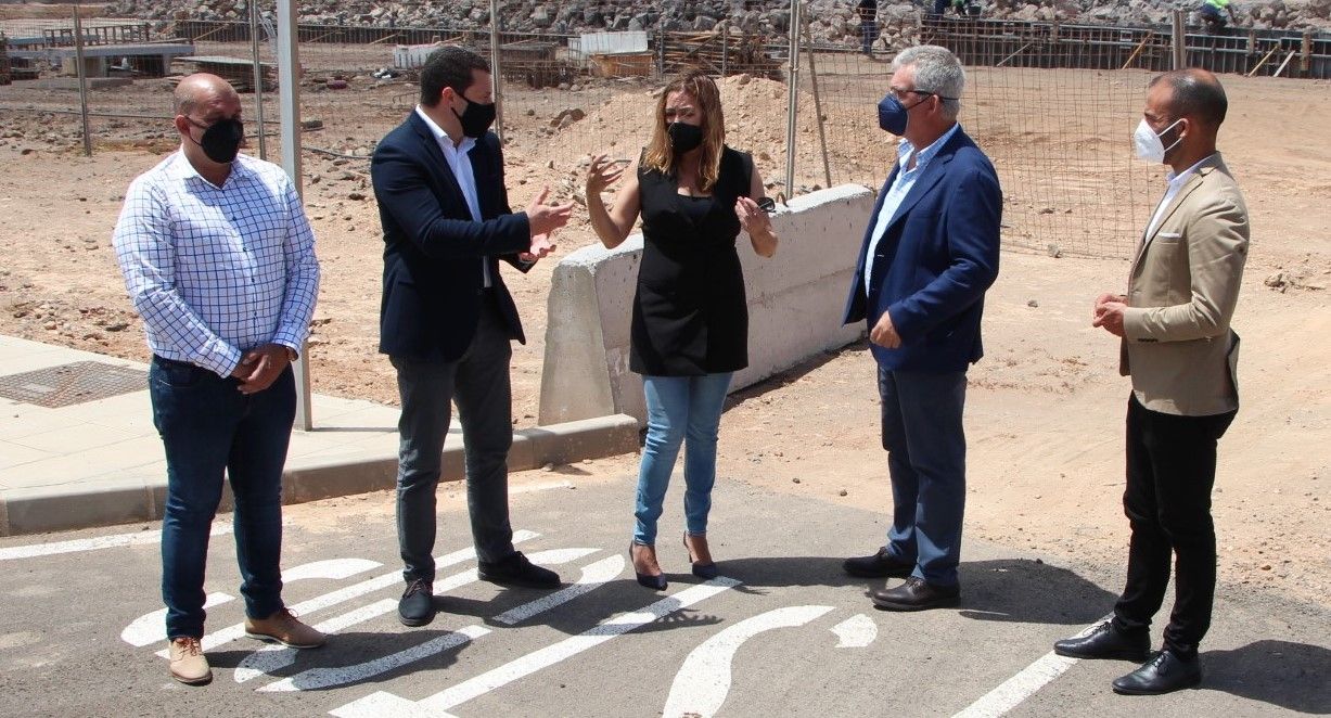 Visita del Gobierno de Yaiza y la presidenta del Cabildo al campo de fútbol de Playa Blanca. 
