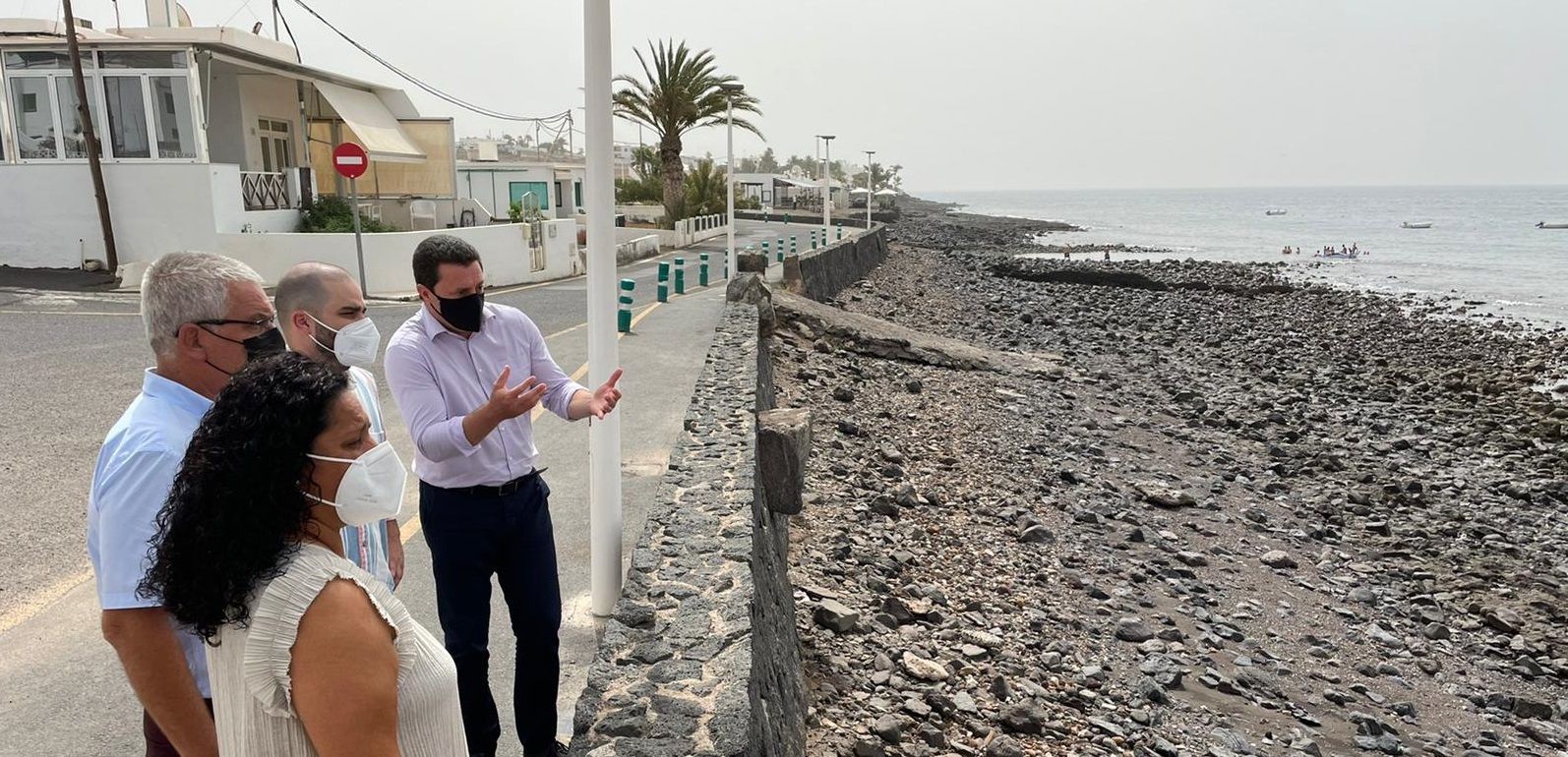 El alcalde de Yaiza, junto a otros cargos públicos en Playa Quemada