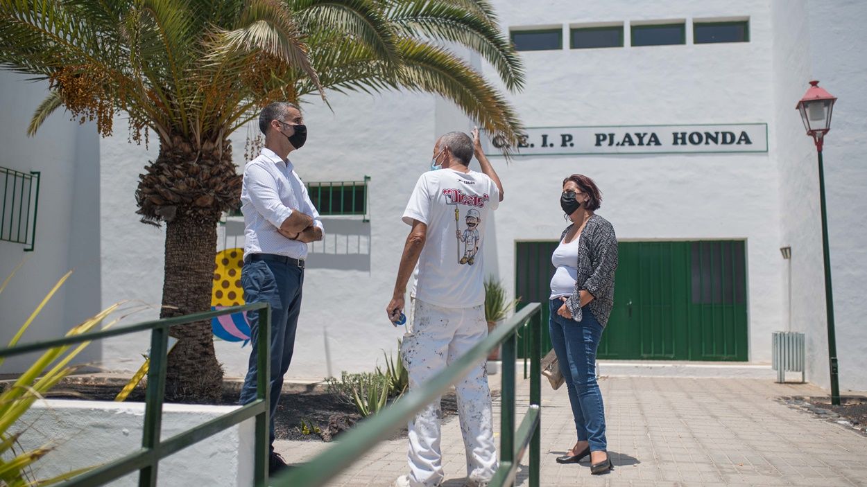 Responsables del Ayuntamiento de San Bartolomé, en el CEIP de Playa Honda en una imagen de archivo.