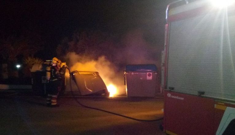 Bomberos sofocando un incendio en un contenedor en El Cable