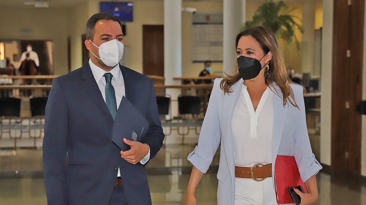 La presidenta del Cabildo y el consejero de Obras Públicas