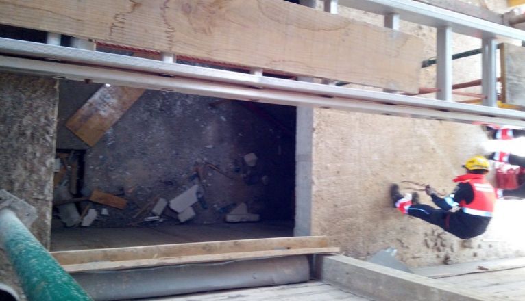 Hueco del sótano del edificio de Tías donde cayó un trabajador