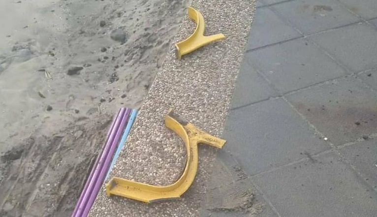 Imagen del banco destrozado en Caleta de Famara Imagen del banco destrozado en Caleta de Famara