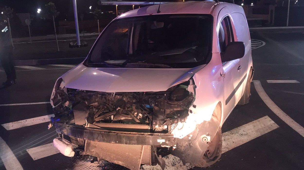 Furgoneta accidentada en Playa Blanca