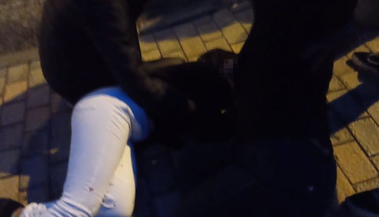 La joven agredida, en el suelo tras los hechos La joven agredida, en el suelo tras los hechos