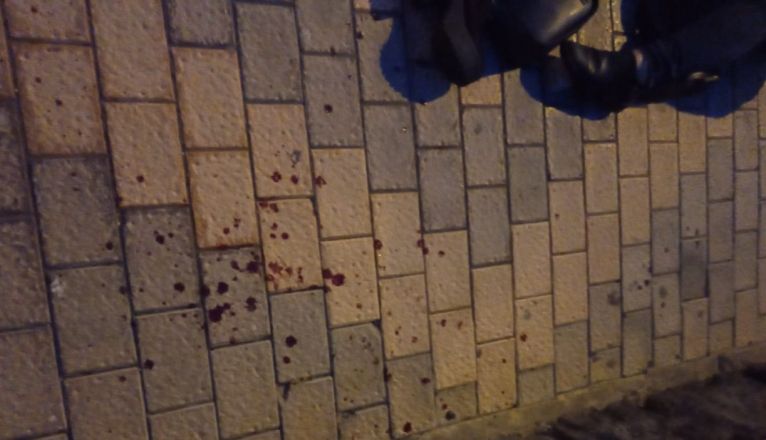 Manchas de sangre en el suelo tras la presunta agresión Manchas de sangre en el suelo tras la presunta agresión