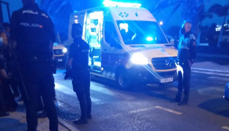 Agentes de la Policía Nacional y Local y una ambulancia, en la zona Agentes de la Policía Nacional y Local y una ambulancia, en la zona