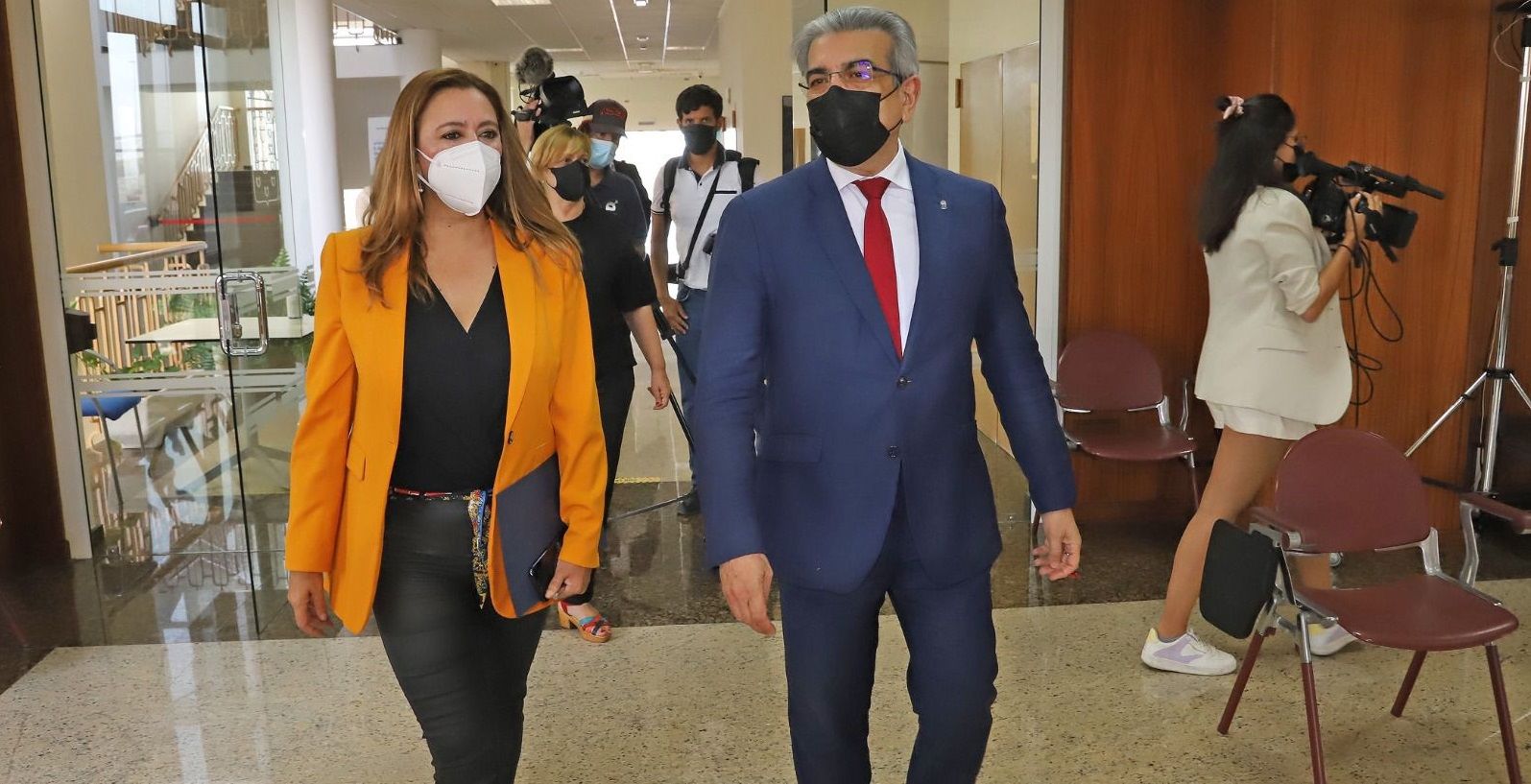 El vicepresidente del Gobierno, Román Rodríguez, entrando al salón de Plenos junto a la presidenta del Cabildo