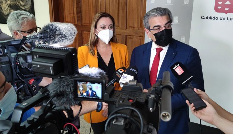 El vicepresidente del Gobierno, Román Rodríguez, atendiendo a los medios junto a la presidenta del Cabildo