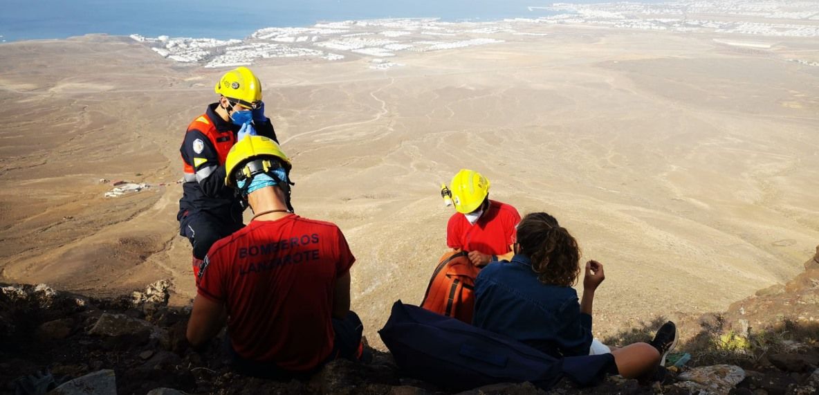 Rescatada en helicóptero una joven tras sufrir una caída en una zona de difícil acceso de Yaiza