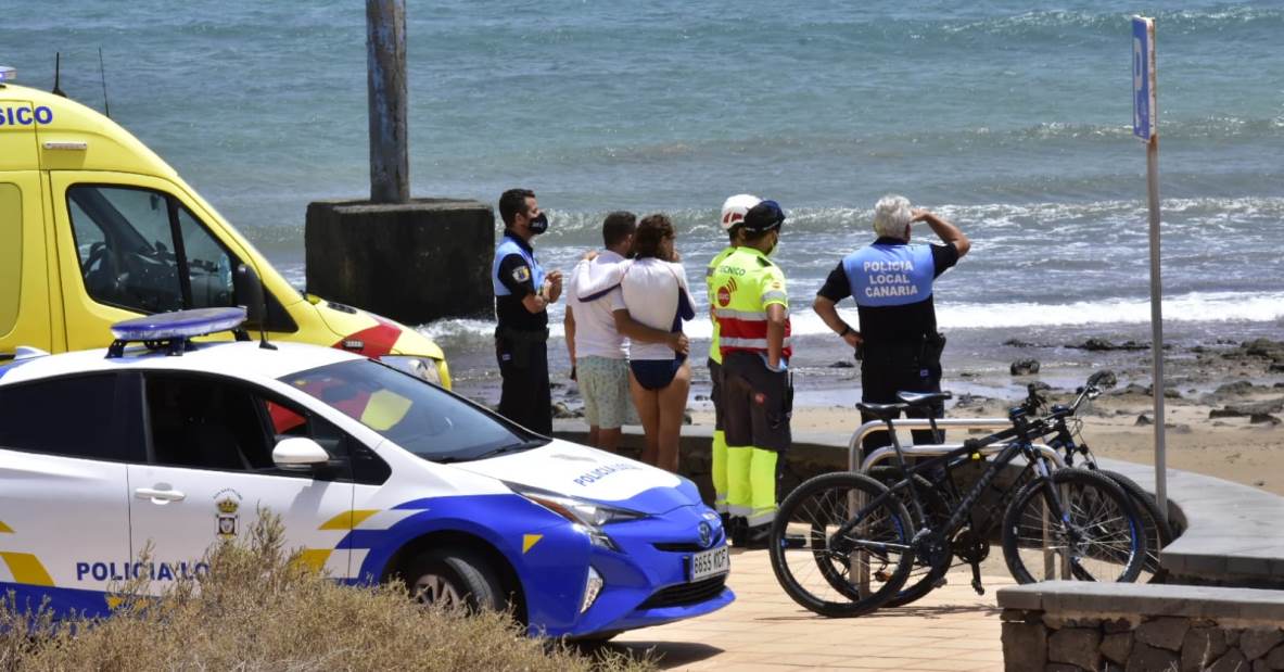 Salvamento Marítimo rescata a una surfista que se había alejado de la costa en Playa Honda 