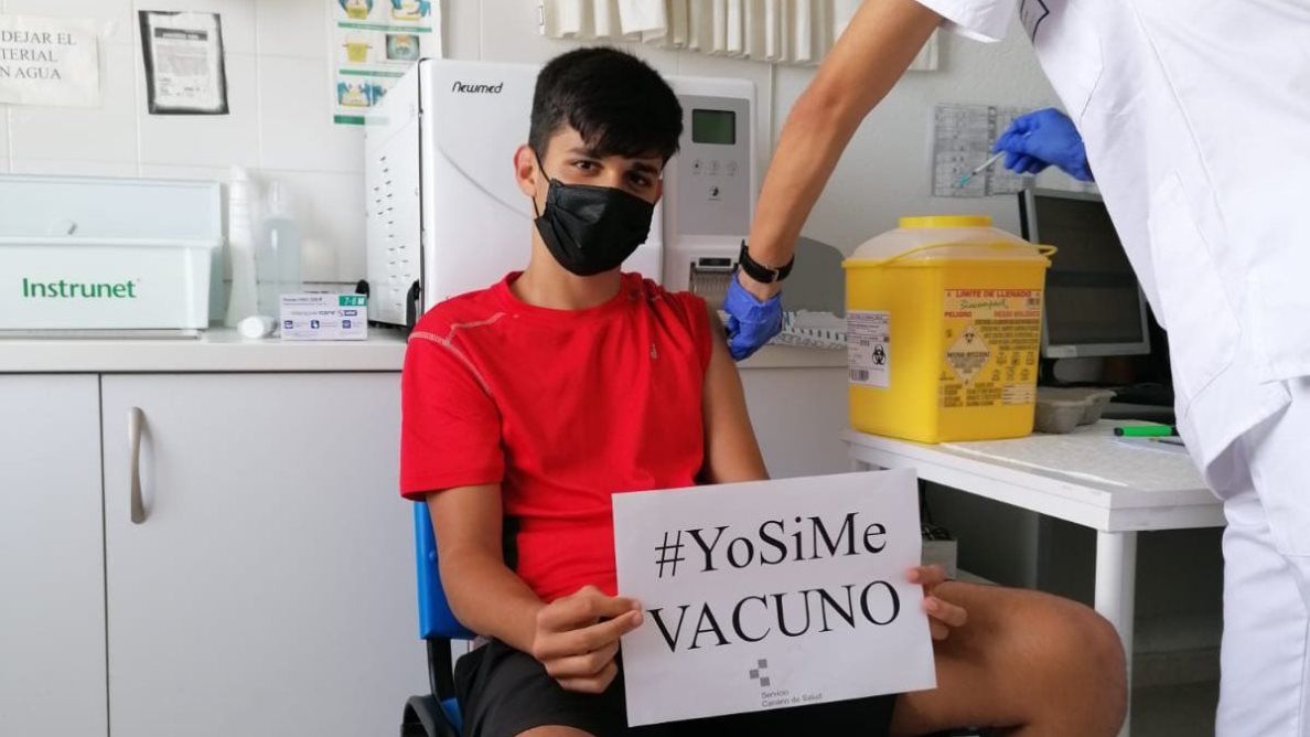 Un joven animando a las vacunas al abrirse en su grupo de edad