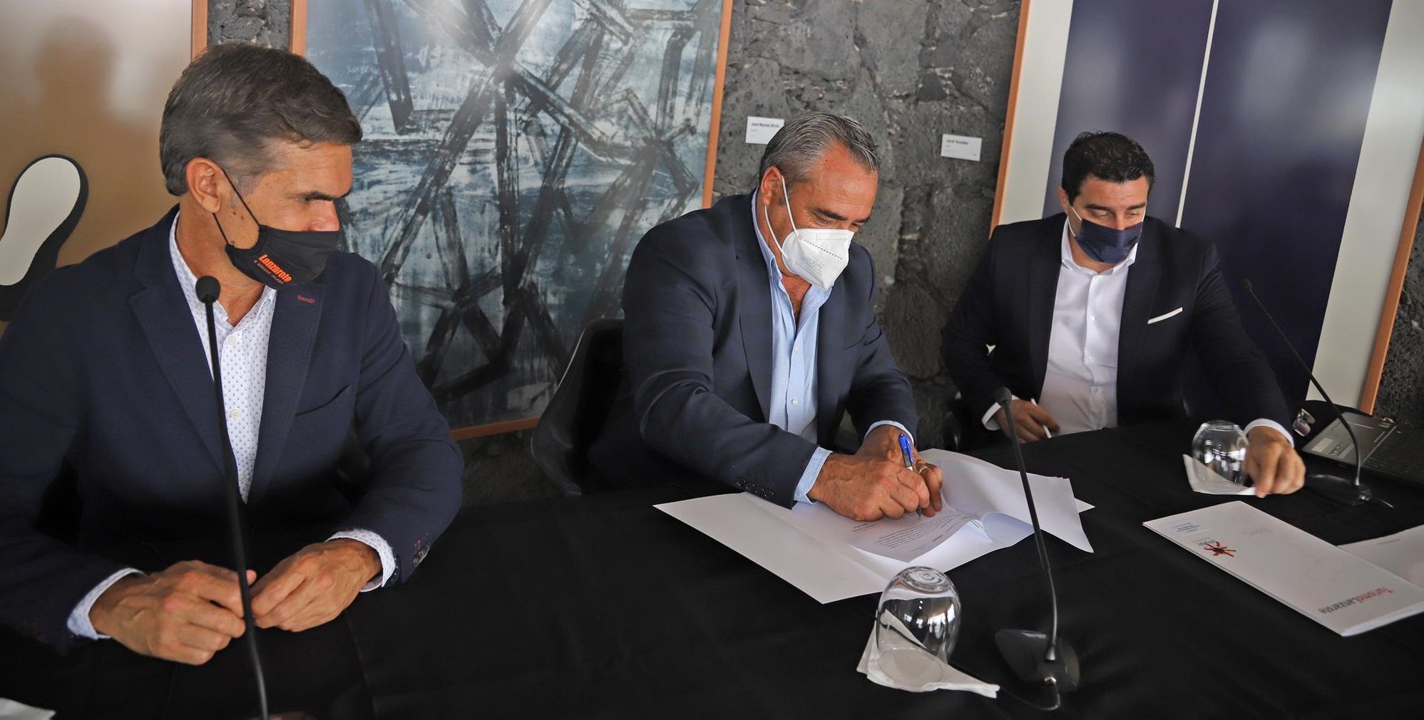 Firma del convenio entre Turismo Lanzarote y Copturismo