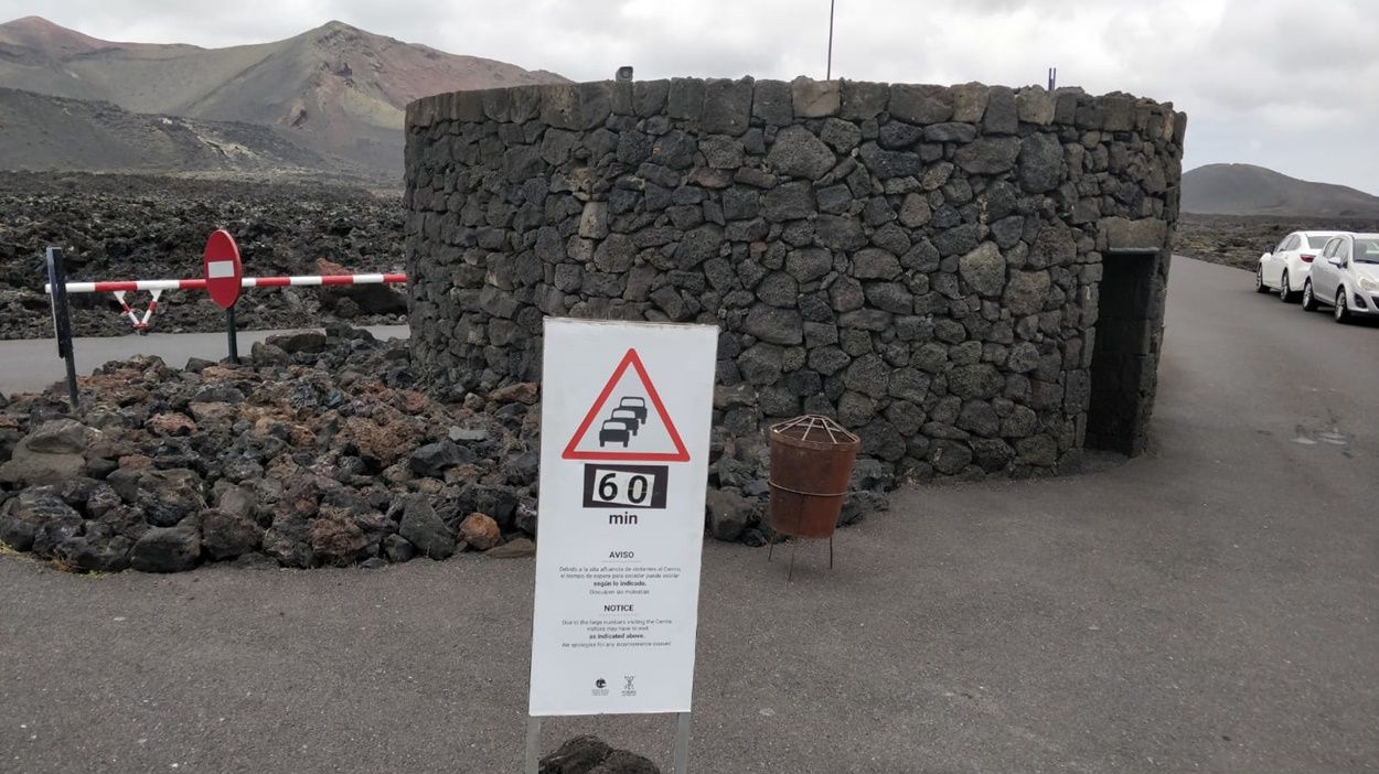 Cartel avisando del tiempo de espera para acceder a Timanfaya