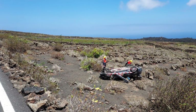 Vuelco de un vehículo en Haría Vuelco de un vehículo en Haría
