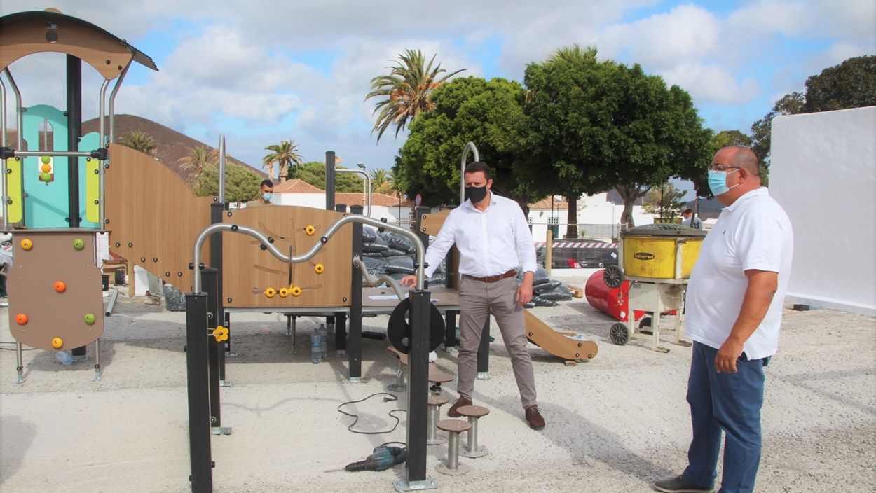 El alcalde de Yaiza y el edil de Deportes, supervisando unas obras en un parque infantil