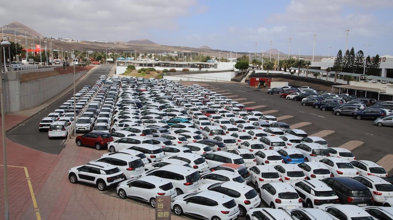 Coches de alquiler en el aeropuerto durante la pandemia de Covid Coches de alquiler en el aeropuerto durante la pandemia de Covid