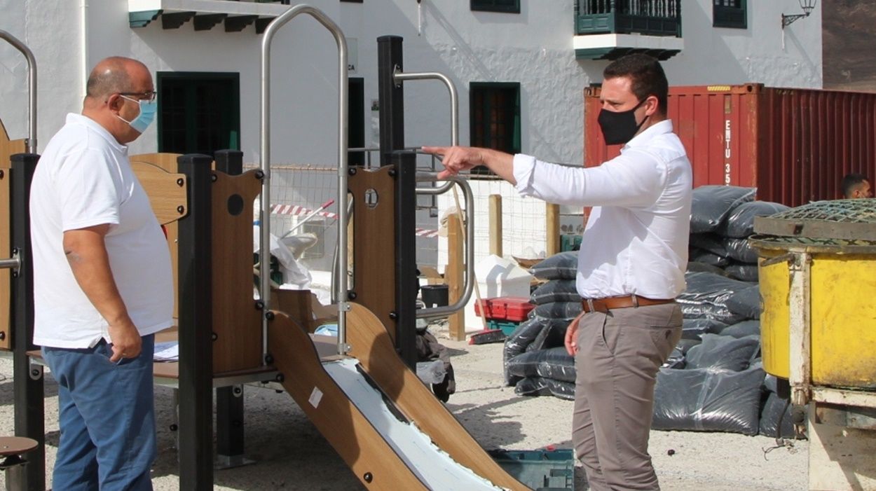 El alcalde y el concejal de Parques, en visita a los trabajos del parque de la Plaza de los Remedios