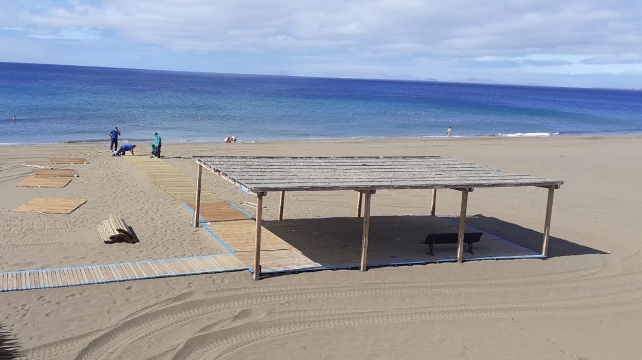 Zona de sombra instalada en la Playa Grande de Puerto del Carmen