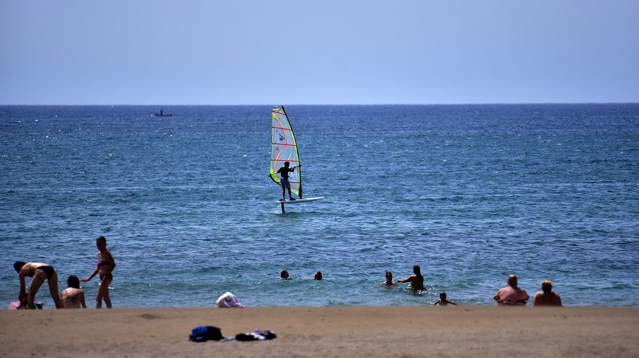 Bañistas y deportistas en la playa de Playa Honda