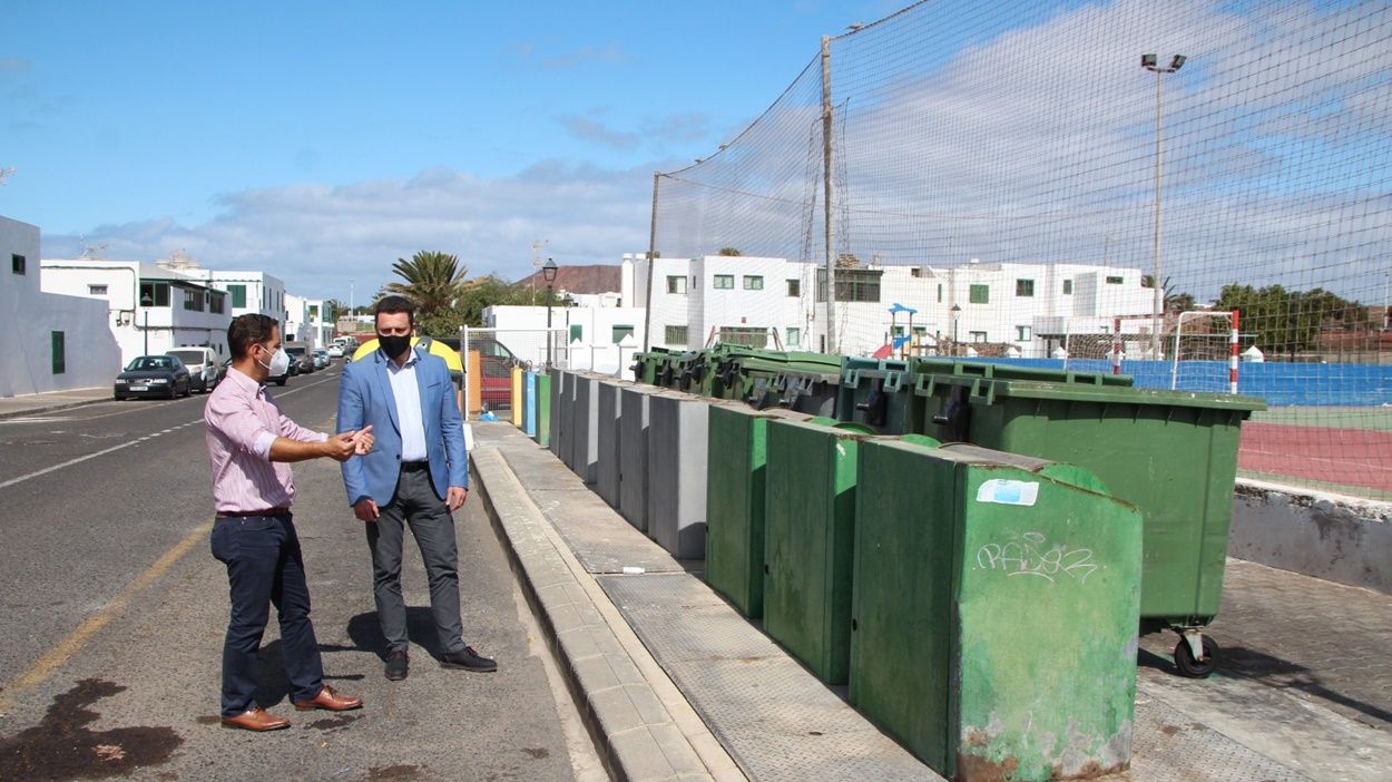 El alcalde de Yaiza y el concejal de Obras, en la zona de actuación