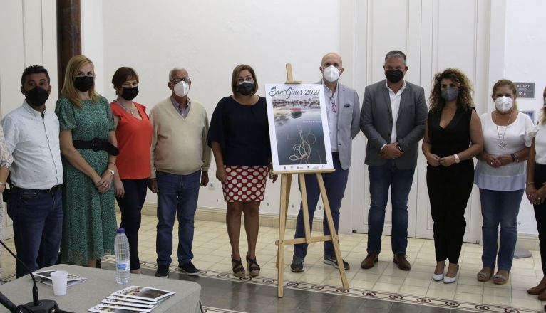 Concejales de Arrecife, junto al cartel de las fiestas Concejales de Arrecife, junto al cartel de las fiestas