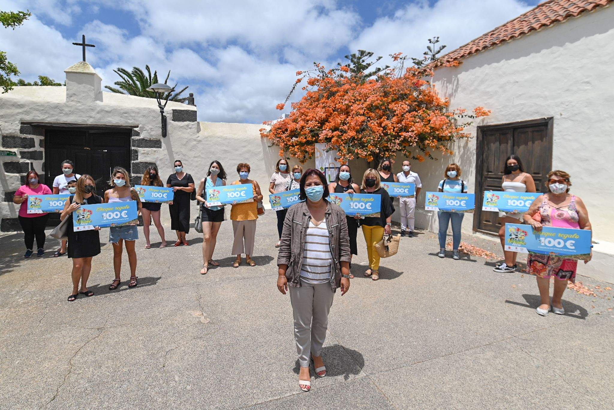 La concejala de Comercio de San Bartolomé hace entrega de los vales de 100€