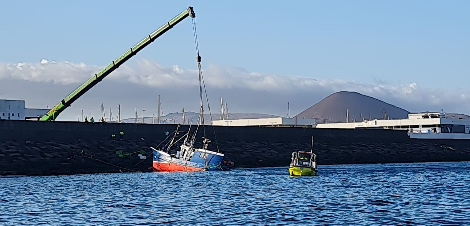 Rescate del barco accidentado en la trasera del puerto Marina Lanzarote (FOTOS: Daniel Camacho)