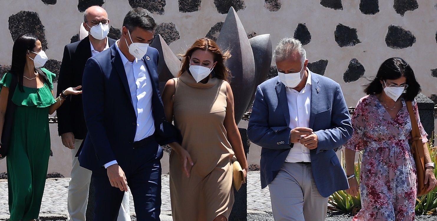 Pedro Sánchez, en la entrada del Castillo de San José junto al presidente canario y la presidenta del Cabildo