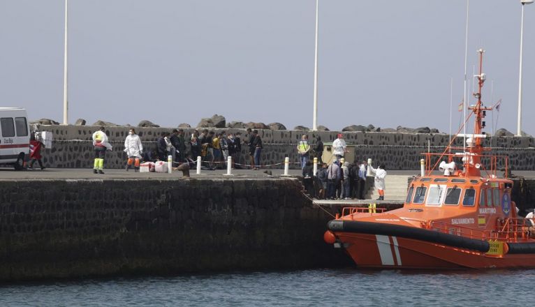 Desembarco de inmigrantes en el muelle comercial de Arrecife