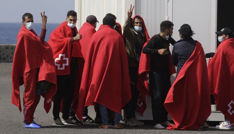 Inmigrantes trasladados al muelle comercial de Arrecife Inmigrantes trasladados al muelle comercial de Arrecife
