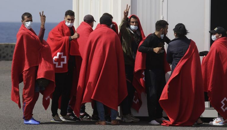 Inmigrantes trasladados al muelle comercial de Arrecife