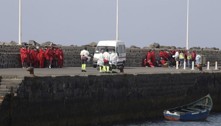 Dispositivo de asistencia a inmigrantes en el muelle comercial de Arrecife Dispositivo de asistencia a inmigrantes en el muelle comercial de Arrecife