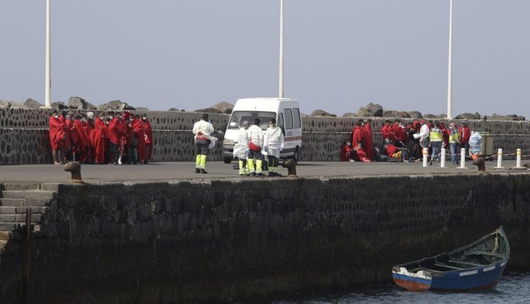 Dispositivo de asistencia a inmigrantes en el muelle comercial de Arrecife