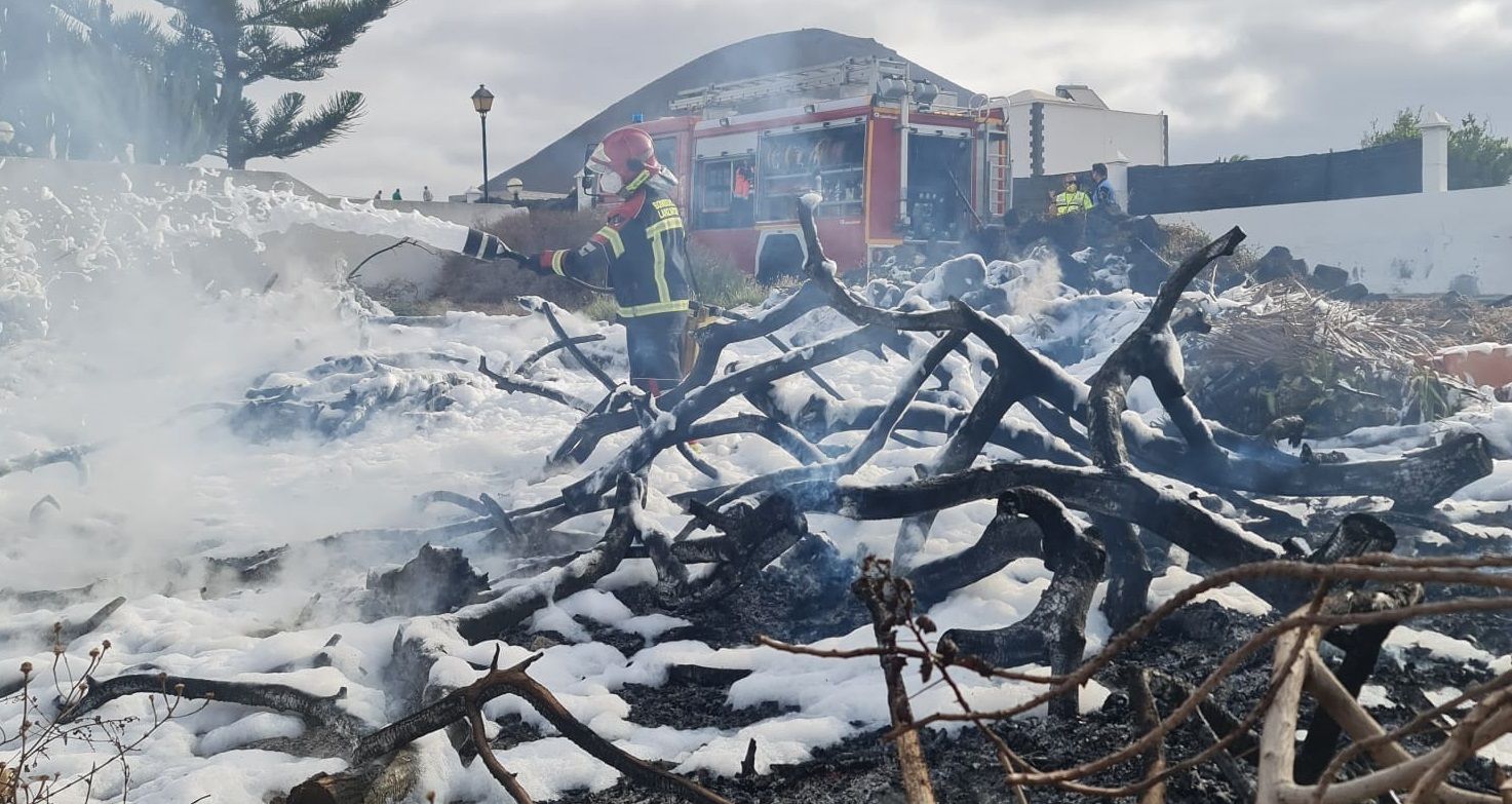 Los bomberos emplearon agua y espuma para sofocar el incendio