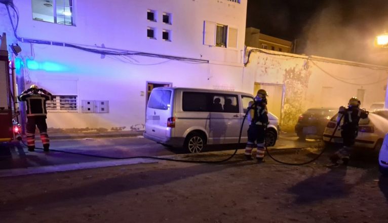 Bomberos sofocando un incendio en un vehículo en Arrecife