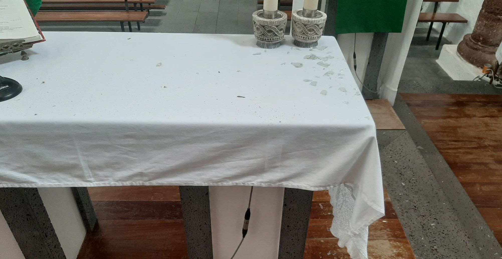 Desprendimiento de cristales sobre el altar en la iglesia de Guatiza