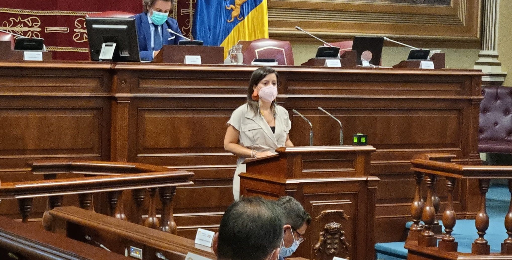 La consejera de Turismo, Yaiza Castilla, en el Parlamento de Canarias