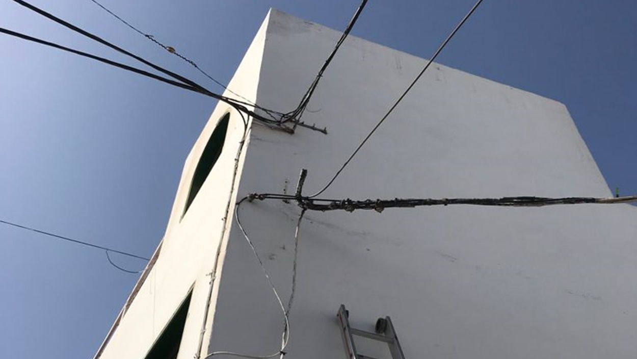 Cable que se había soltado en la calle Saltona esquina con calle Tenderete