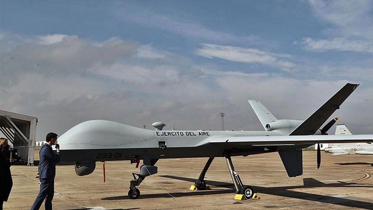 Pedro Sánchez, el pasado febrero, viendo una aeronave dron en Talavera la Real, en Badajoz. Foto: La Provincia