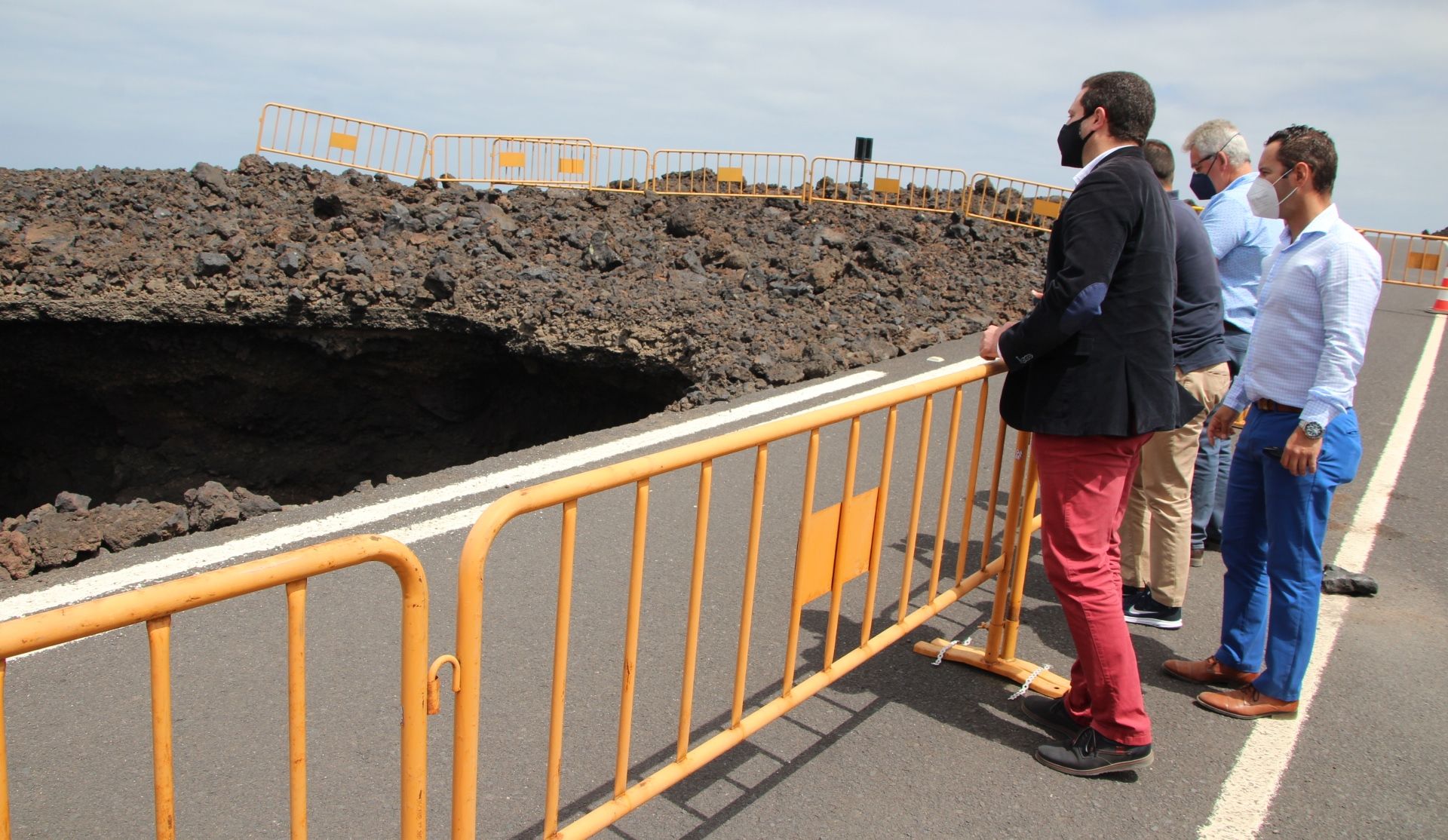 El alcalde de Yaiza, en la zona donde se produjo el socavón, cerca de Los Hervideros