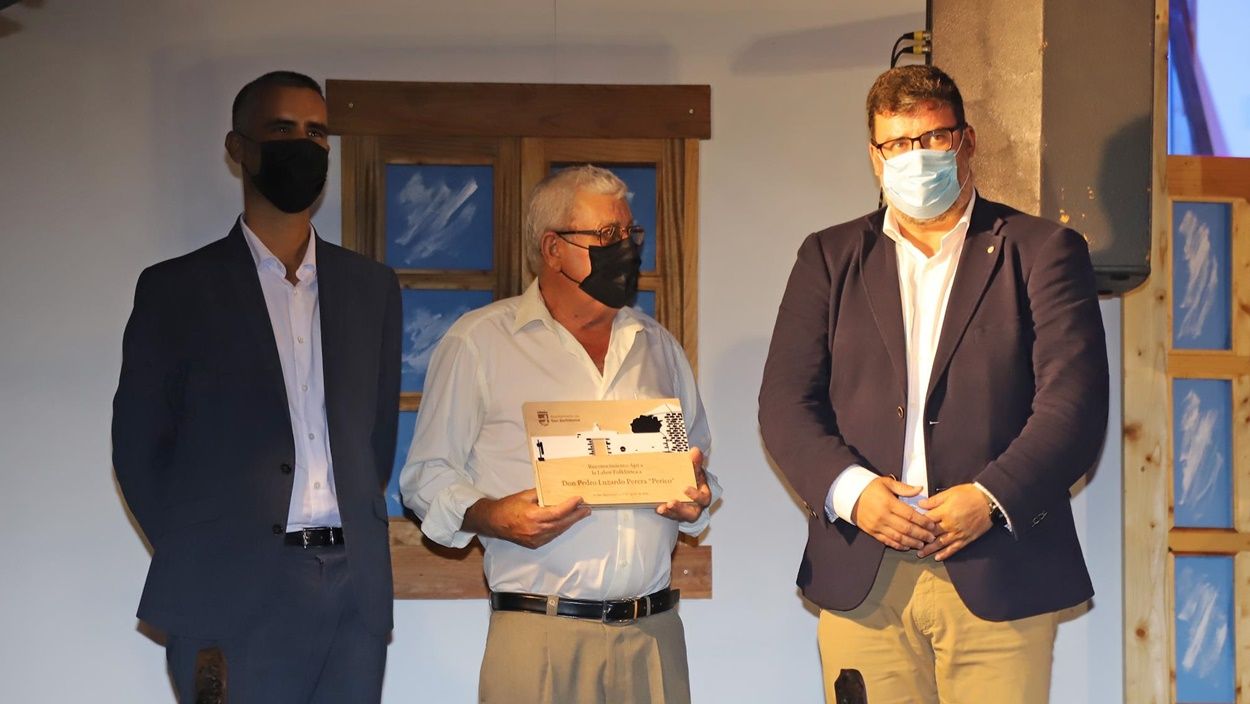 Pedro Luzardo, recibiendo el Premio Ajei a la labor folclórica